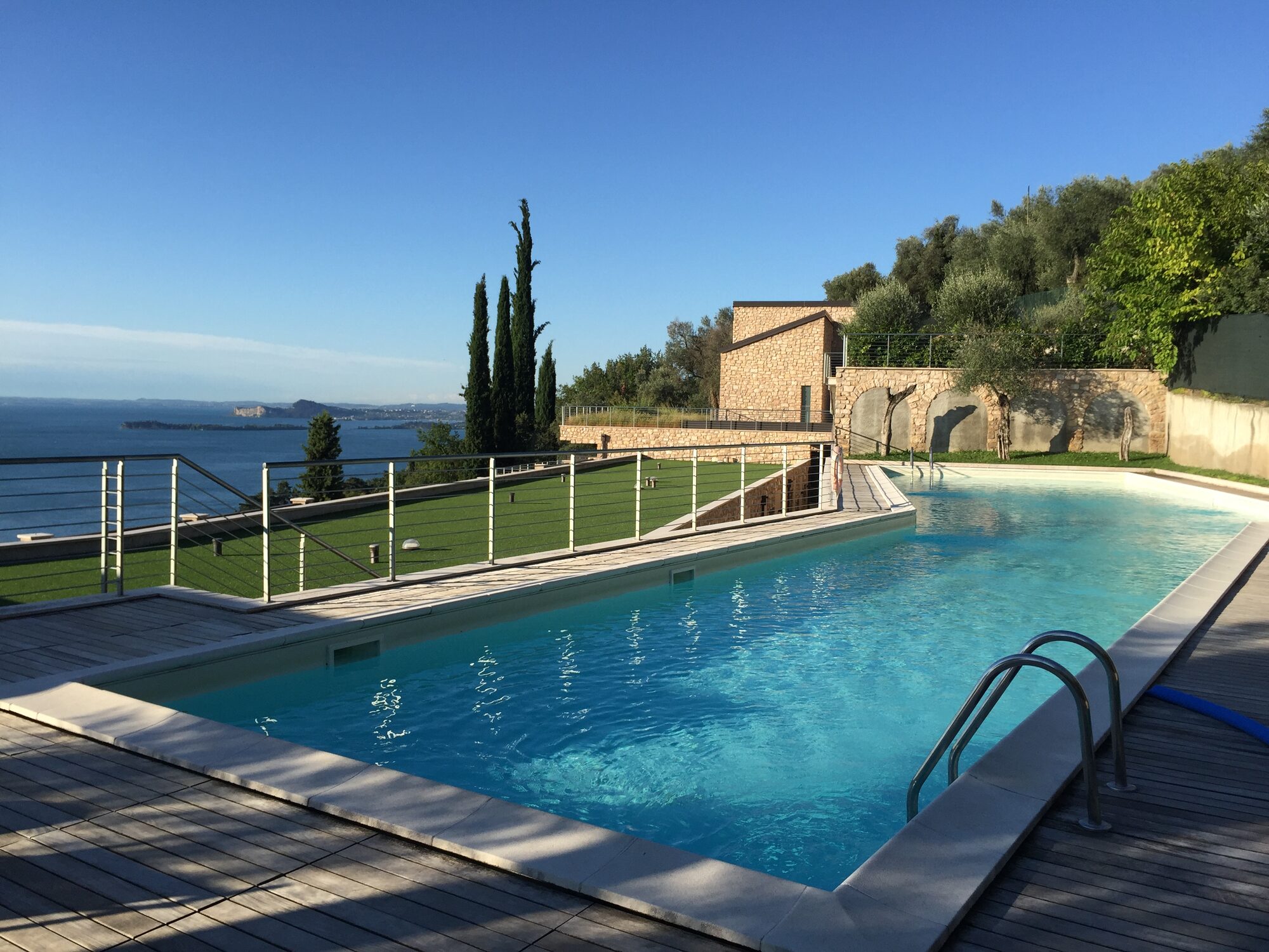 Pool mit Seeblick in der Residence von Le Limonaie