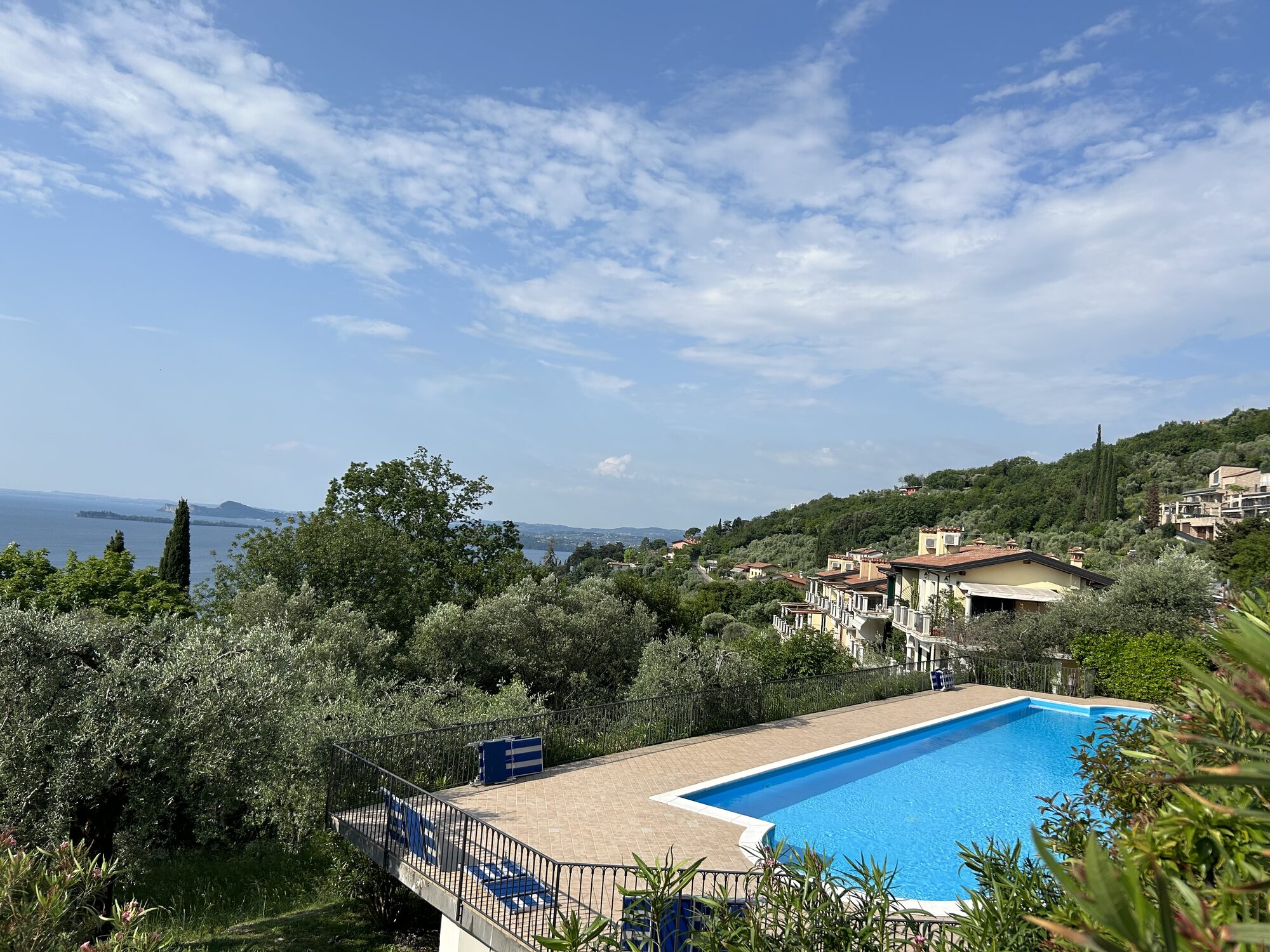 Pool mit Seeblick in der Residence von Borgo Oriolo
