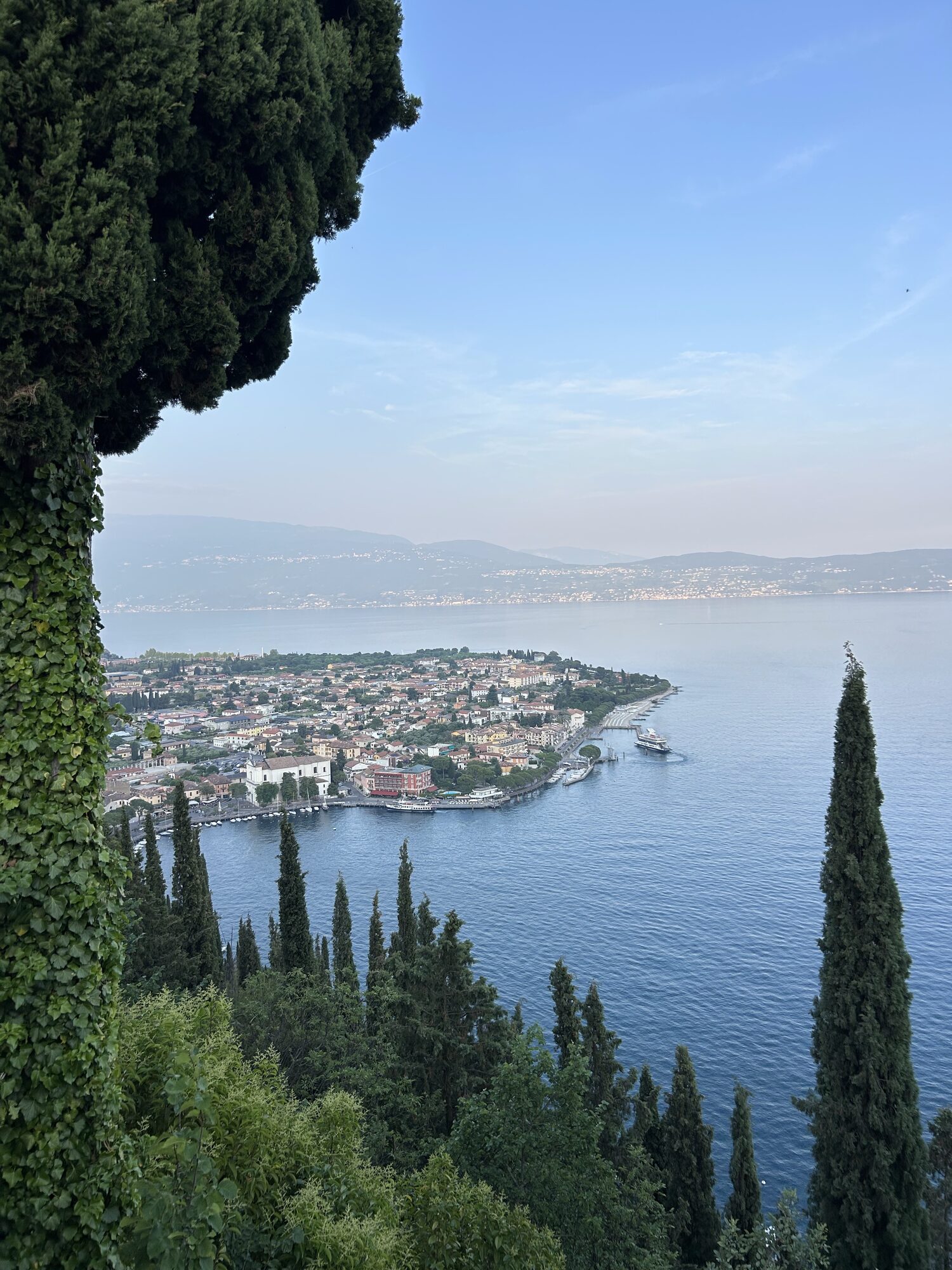 Die Halbinsel Toscolano Maderno von oben